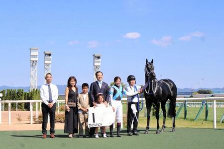京都６Ｒを制した今村聖奈騎手とブラックレジェンド