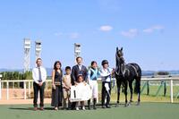 京都６Ｒを制した今村聖奈騎手とブラックレジェンド