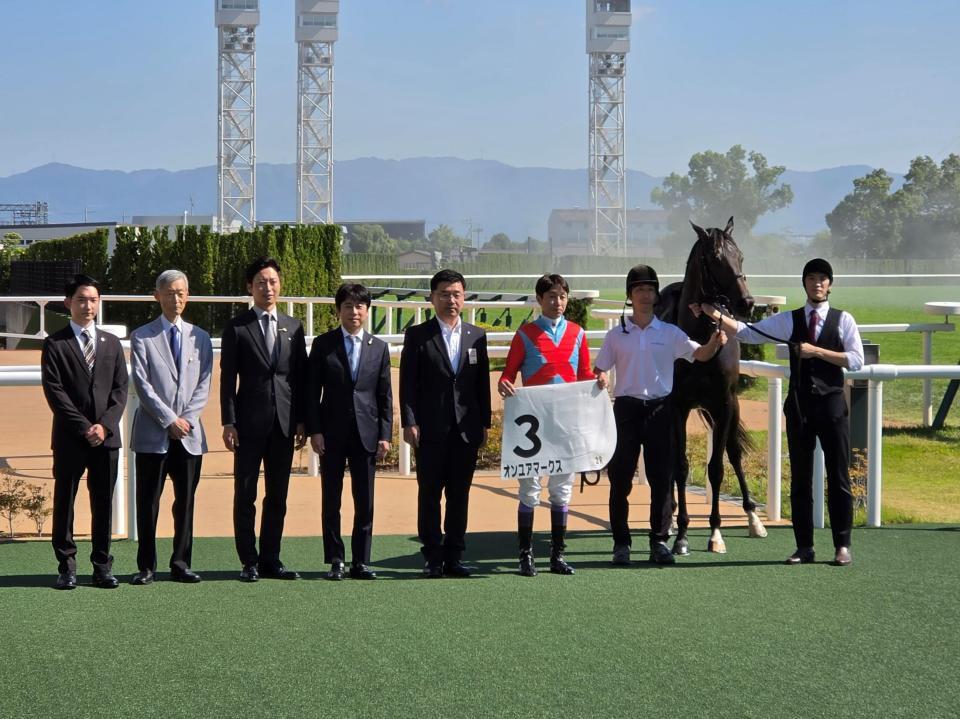 口取り式に臨む武豊騎手（右から３人目）