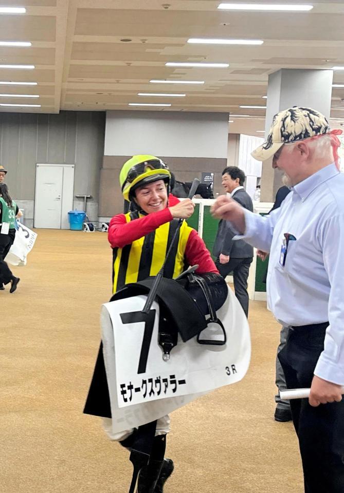 東京３Ｒで勝ち、通訳とグータッチするミシェル（左）