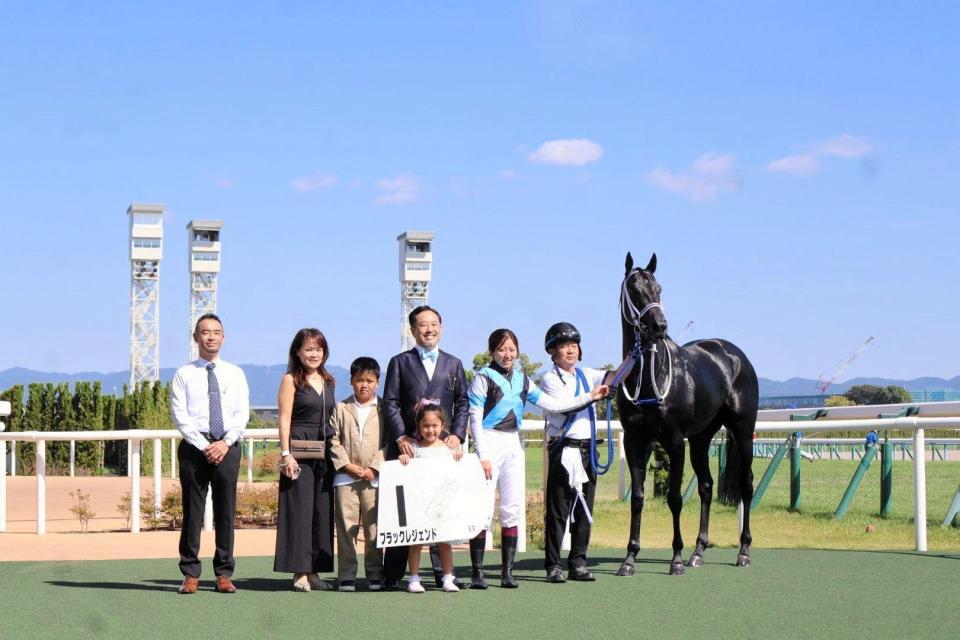 京都６Ｒを制した今村聖奈騎手とブラックレジェンド