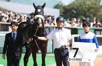 デビュー戦を勝利したロードアマデウスと横山和（右端）。左は嘉藤調教師