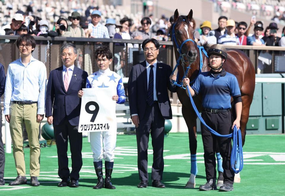 デビュー戦を勝利したグロリアススマイル。左から３人目は戸崎、左から４人目は小笠調教師