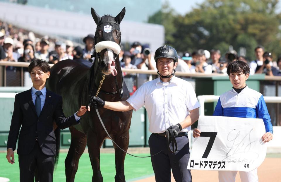 デビュー戦を勝利したロードアマデウスと横山和（右端）。左は嘉藤調教師