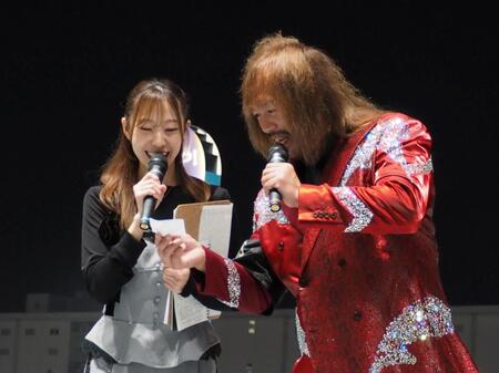 藤江れいな（左）に的中馬券を見せる内藤哲也