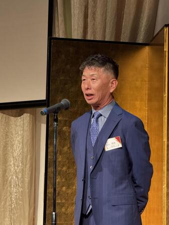 ディクテオンの優勝祝賀会であいさつをした荒山勝師