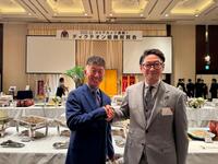 ディクテオンの優勝祝賀会に出席した荒山勝徳調教師（左）と吉田正志氏