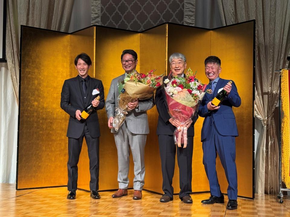 ディクテオンの優勝祝賀会に出席した（左から）矢野貴、吉田正志氏、吉田晴哉氏、荒山勝師