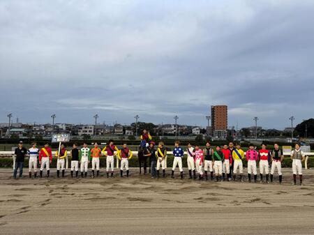 地方競馬通算１００勝を達成した仲野光馬（馬上）とそれを祝う騎手仲間たち