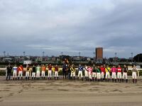 地方競馬通算１００勝を達成した仲野光馬（馬上）とそれを祝う騎手仲間たち