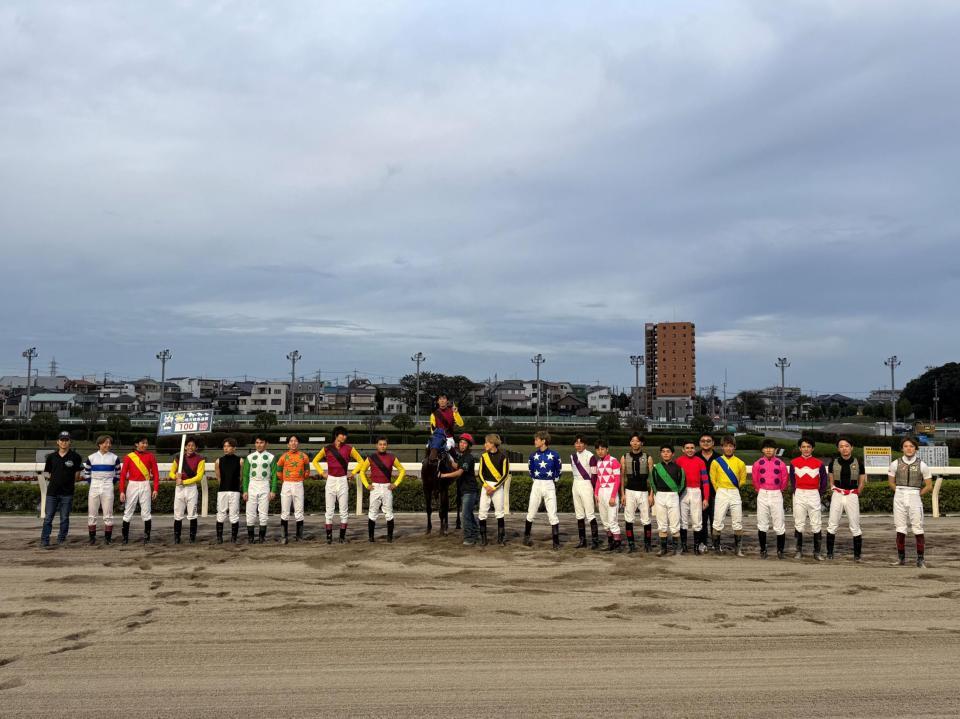 地方競馬通算１００勝を達成した仲野光馬（馬上）とそれを祝う騎手仲間たち