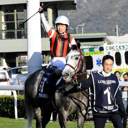 香港Ｃを制したウインブライトと松岡＝２０１９年