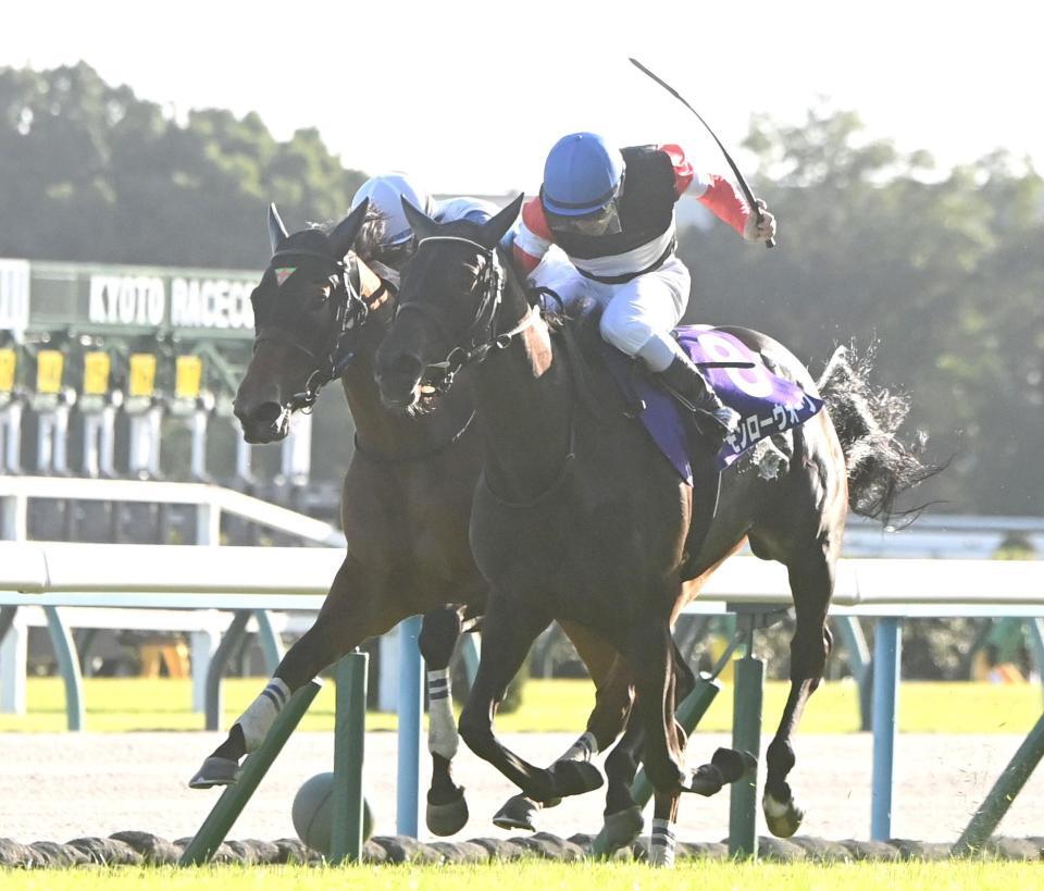 ギャラボーグ（左）との競り合いを制し、無傷の５連勝で秋華賞を勝ったモンローウォーク＝１０月１８日