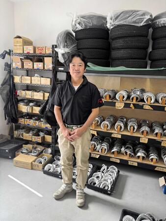 　ロブチェンの装蹄を担当する松若装蹄師