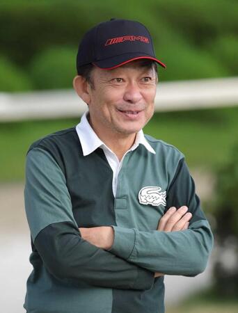 　菊花賞に期待の２頭を送り出す友道師（撮影・坂部計介）