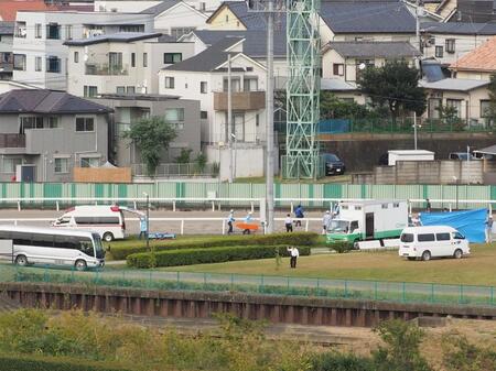 浦和２Ｒでワンダーダイカネンが競走中止し、落馬した岡田大も救急車で運ばれた