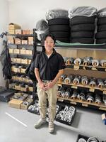　ロブチェンの装蹄を担当する松若装蹄師