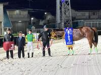 兵庫ゴールドカップを制覇したミスズグランドオーと関係者（撮影・中山伸治）