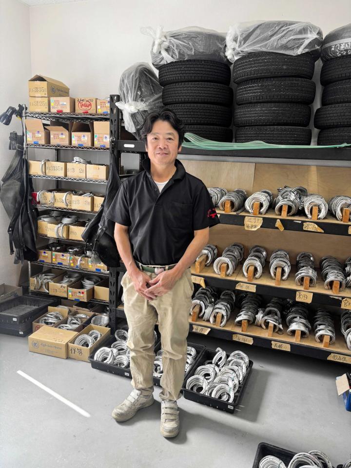 　ロブチェンの装蹄を担当する松若装蹄師