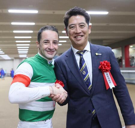 　プルヴィナルでアルテミスＳを勝利し笑顔で握手するルメール（左）と栗田調教師