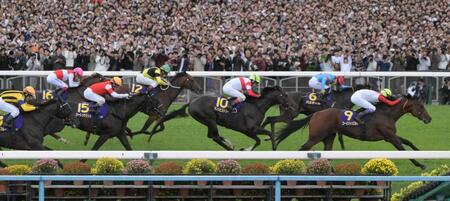 １着でゴールするゴーイントゥスカイ（右）＝撮影・金居みつよし