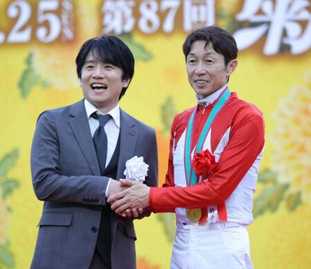 表彰式で握手をかわす風間俊介（左）と武豊（撮影・坂部計介）