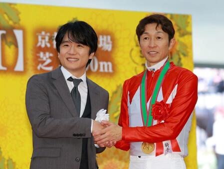 プレゼンターの風間俊介（左）と握手を交わす武豊（撮影・石湯恒介）
