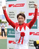 ファンの声援に応える武豊（撮影・坂部計介）