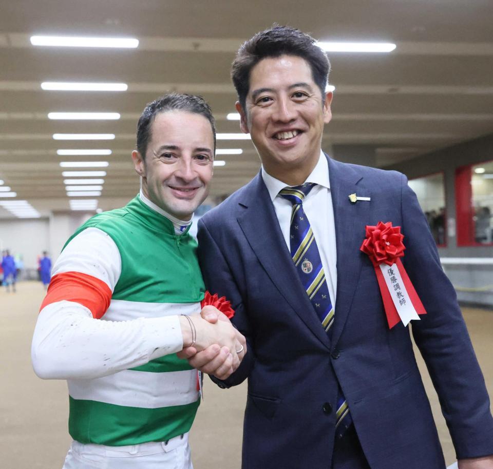 　プルヴィナルでアルテミスＳを勝利し笑顔で握手するルメール（左）と栗田調教師