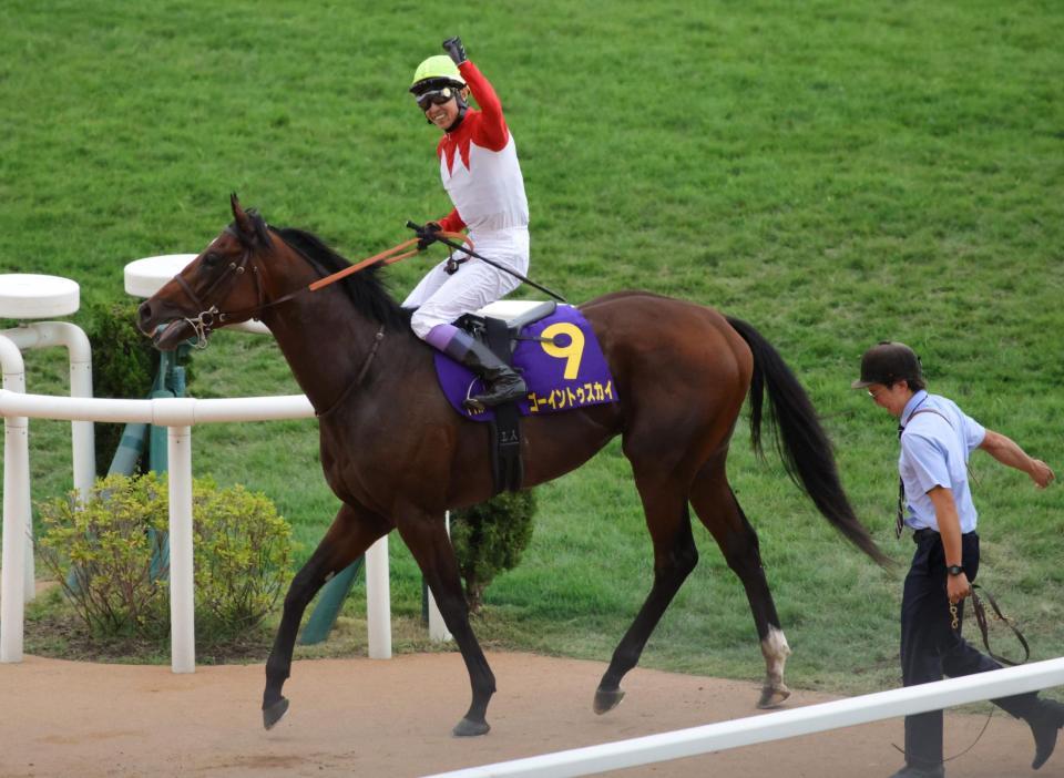 菊花賞を制した武豊とゴーイントゥスカイ（撮影・坂部計介）