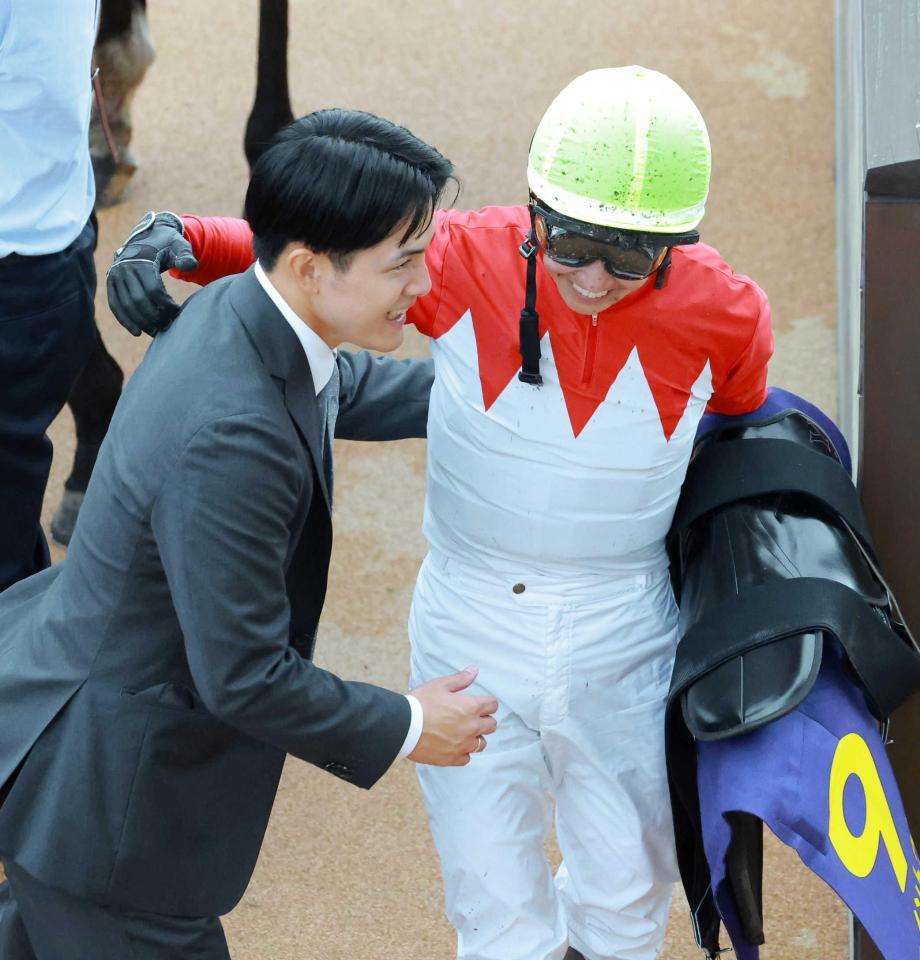 　武豊（右）と抱き合って喜ぶ上原佑師（撮影・石湯恒介）
