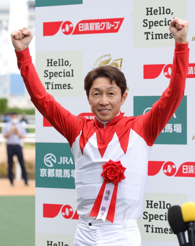 ファンの声援に応える武豊（撮影・坂部計介）