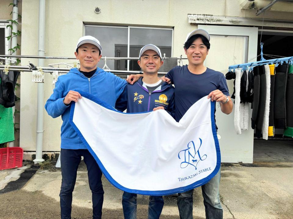 　新たなスタートを切った競馬学校同期の（左から）石神深一助手、蓑島靖典助手、柄崎将寿調教師