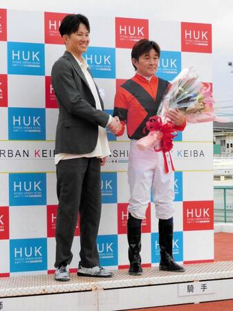 ＪＲＡ騎手で息子の小牧加矢太（左）から祝福される父・太（撮影・中山伸治）
