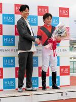 ＪＲＡ騎手で息子の小牧加矢太（左）から祝福される父・太（撮影・中山伸治）
