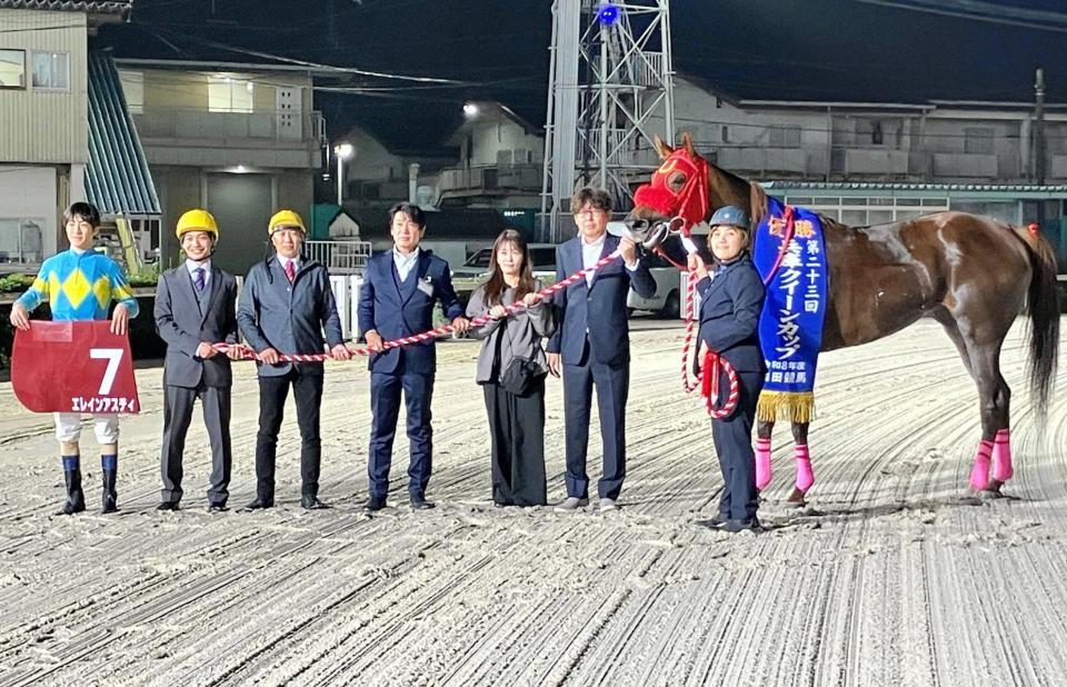 兵庫クイーンカップを制覇したエレインアスティと関係者（撮影・中山伸治）