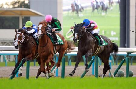 前をいくバタフライ（左）、フェリチタ（中）を捉えにかかるニクスルーナ（撮影・石湯恒介）