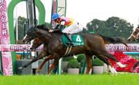 ファンタジーＳを制したニクスルーナ（手前）＝撮影・石湯恒介