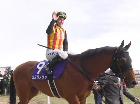 フェブラリーＳを制し、スタンドの声援に手を振って応えるコスタノヴァ騎乗のキング＝２５年２月２３日、東京競馬場