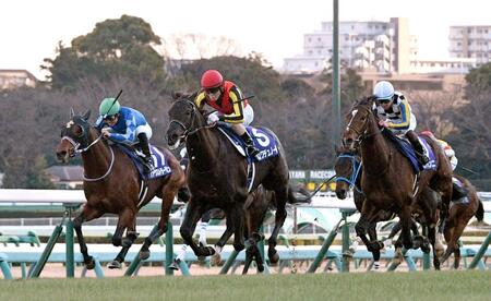 ホープフルＳを制したクロワデュノール（中央）