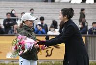 波瑠（右）から祝福の花束を渡されるキング