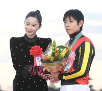 プレゼンターの堀田真由（左）と花束を手にする北村友一