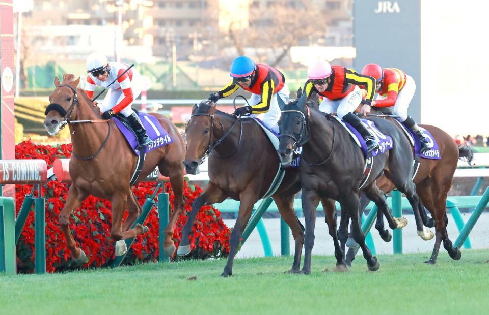 シャフリヤール（右）との接戦をハナ差制したレガレイラ（中央）