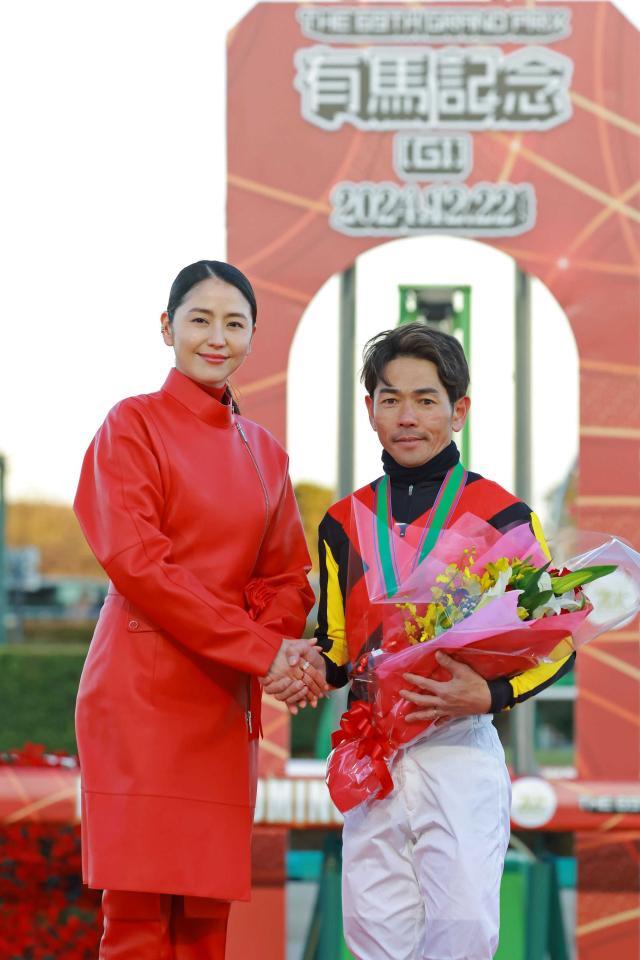 プレゼンターの長澤まさみ（左）と握手を交わす戸崎圭太