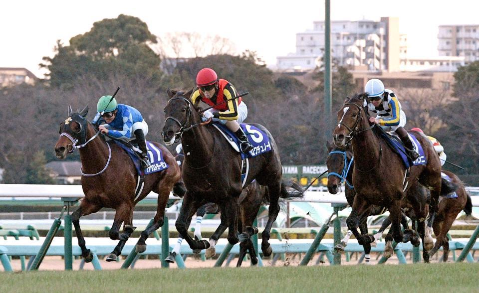 ホープフルＳを制したクロワデュノール（中央）