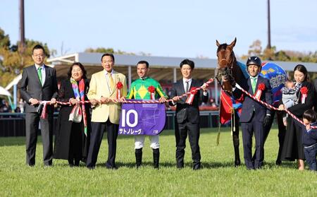 サトノレーヴで高松宮記念を制し記念撮影する関係者＝３月３０日、中京
