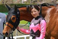 　今年の２勝目を挙げた今村聖奈＝３月２９日、阪神競馬場