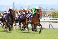 　高松宮記念を制したサトノレーヴ（右）。左端は２着のナムラクレア＝３月３０日、中京