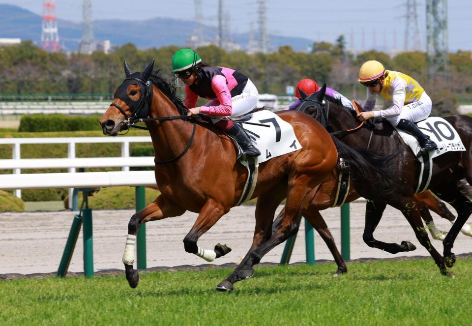 ムイで今年２勝目を挙げた今村聖奈＝阪神競馬場