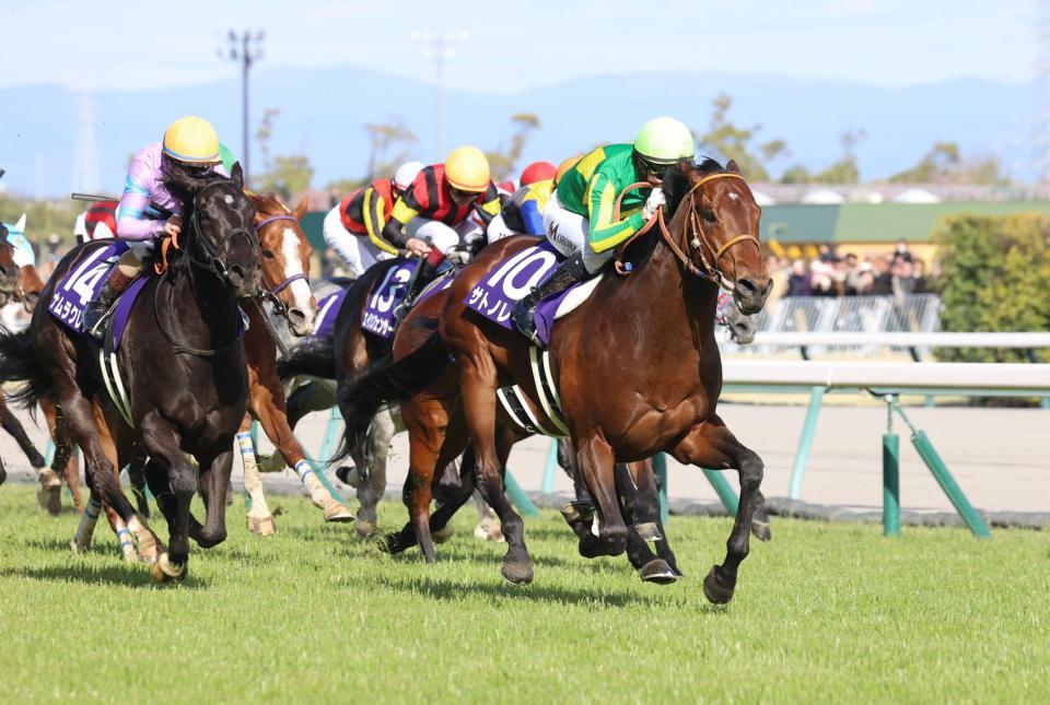 　高松宮記念を制したサトノレーヴ（右）。左端は２着のナムラクレア＝３月３０日、中京